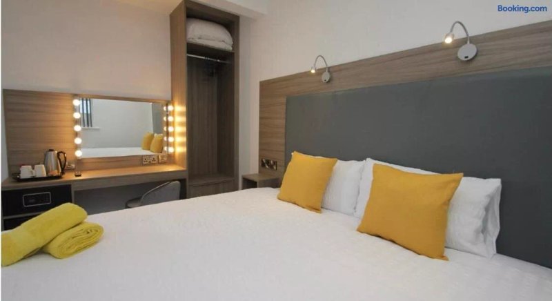 Guest Rooms @ 128
