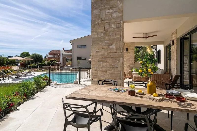 Elegant Casa di Estelle with sea view