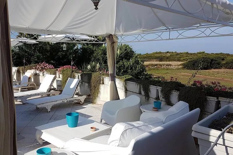 Villa with pool and whirlpool on the sea