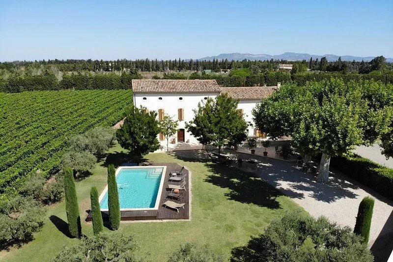 Large typical Provencal farmhouse, surrounded by vineyards, 5 bedrooms with