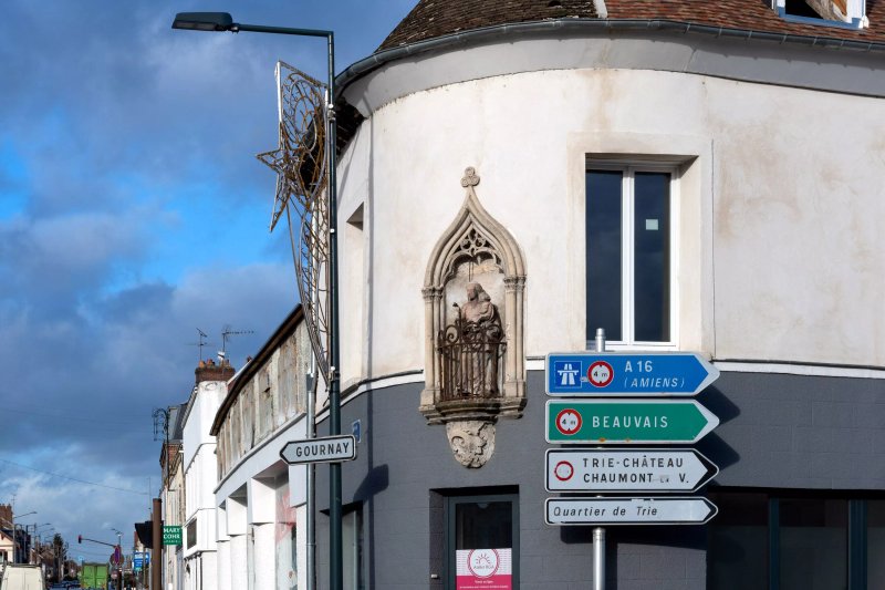 Statue Religieuse A L'angle De Deux Rues
