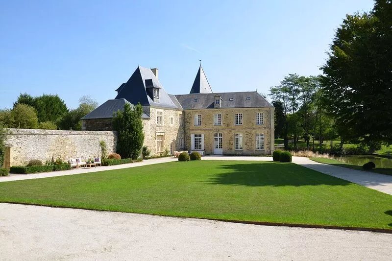 The Clos BRETTEVILLE, Live in the countryside, near an old castle!