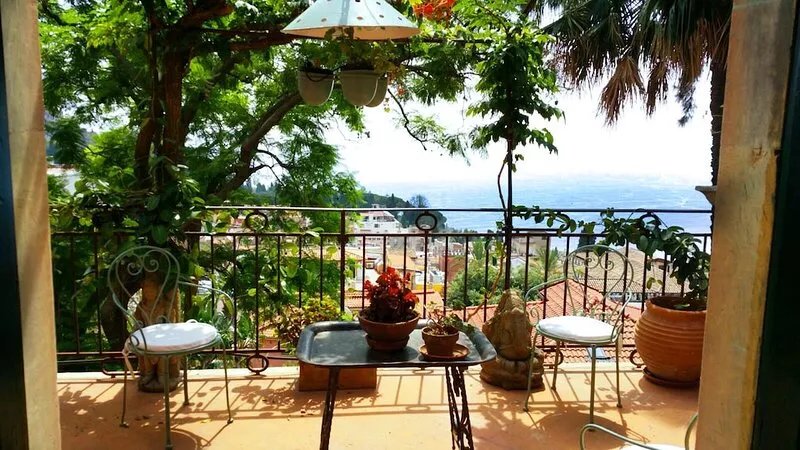 Stylish villa with private garden in town centre, view on Greek theatre and  sea
