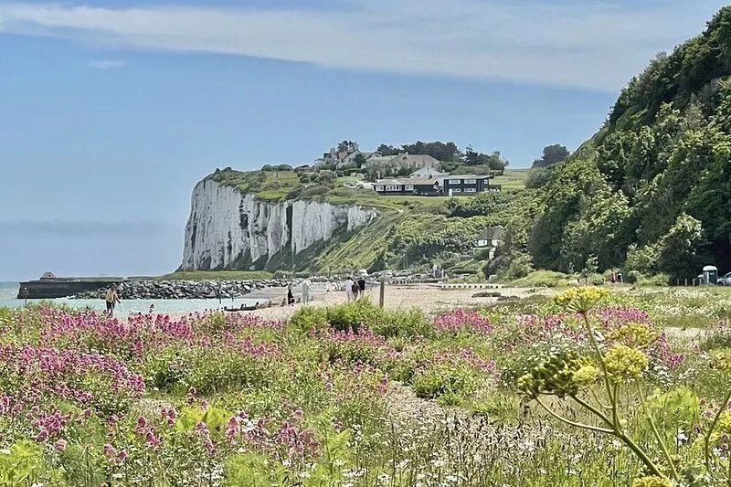 Stunning coastal holiday home with sea views, sleeping 6 guests with 3