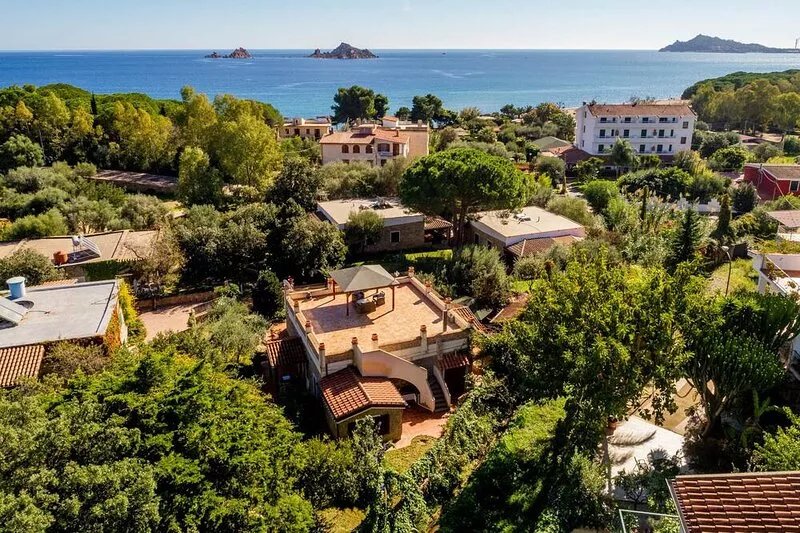 130 sqm villa.  100 meters from the sea with garden