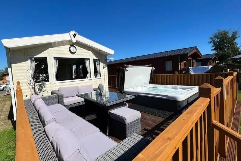 Hamilton Hot Tub Lodge, sleeps 4, private terrace and pet friendly