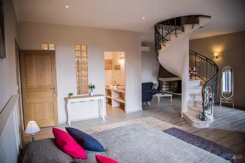 renovated farmhouse, fully air conditioned, heated pool, 15 minutes from St Rém
