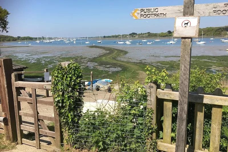 Sadlesea is a stones throw from a  blue flag beach with a  lovely garden.