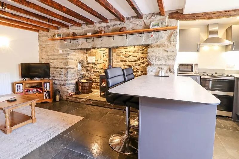 CWM YR AFON COTTAGE, pet friendly, with open fire in Llanbedr