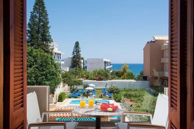 Luxury 3 BR, 120 m². home in the center of Hersonissos, 1 minute from the sea.