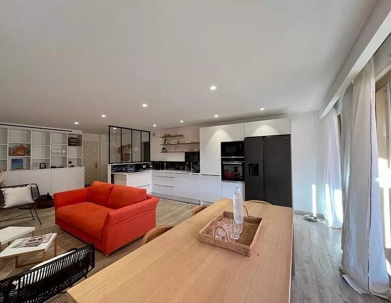 Superb apartment 10 minutes' walk from the beach and Place des Lices
