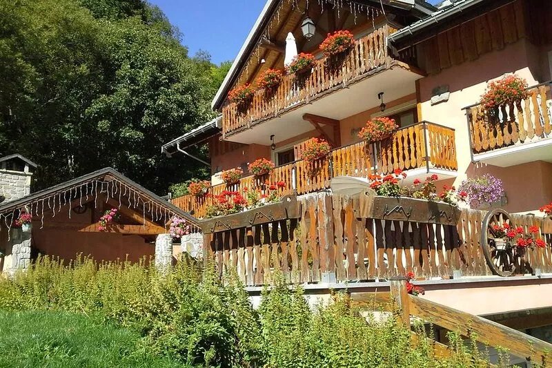 Apartment for 6/8 people in Les Ancolie chalet, three bedrooms with terrace.