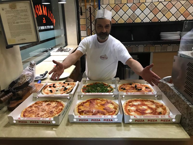 La Piazzetta Pizzeria con cucina