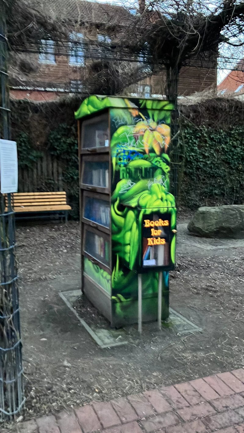 Bucherschrank Charlottenstrasse