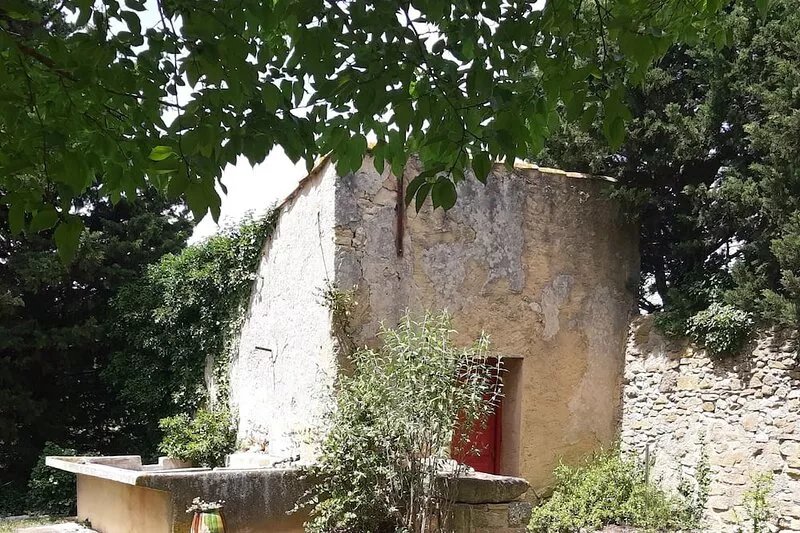 Furnished apartment in a Provencal farmhouse with character