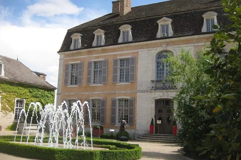 Luxury first floor 4* apartment close to amenities in noted wine village