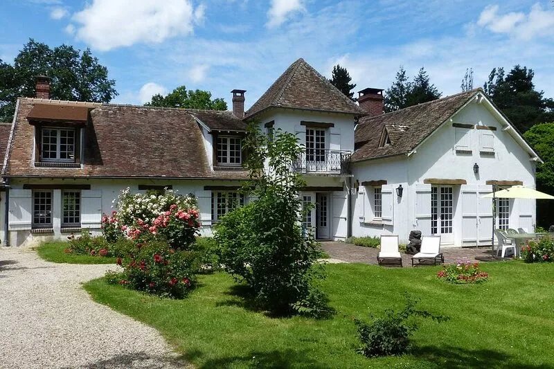 House in the countryside. Close to Paris
