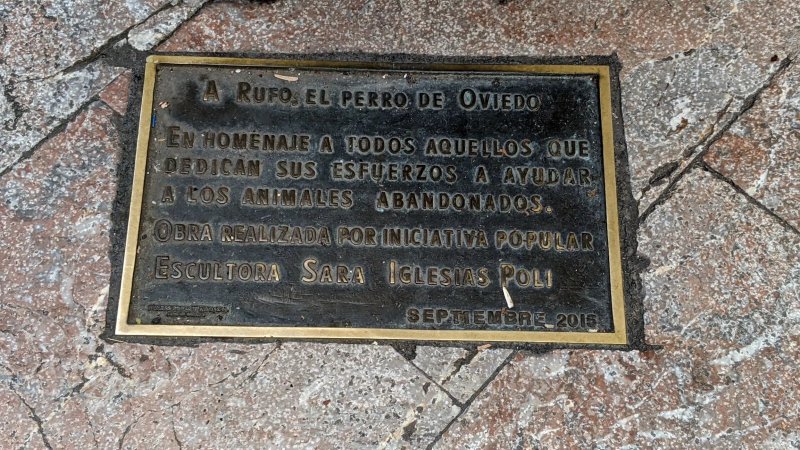 Estatua De Rufo, El Perro De Oviedo