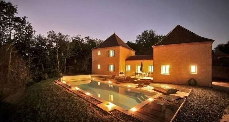 Comfortable villa with swimming pool, ideally located close to the town center
