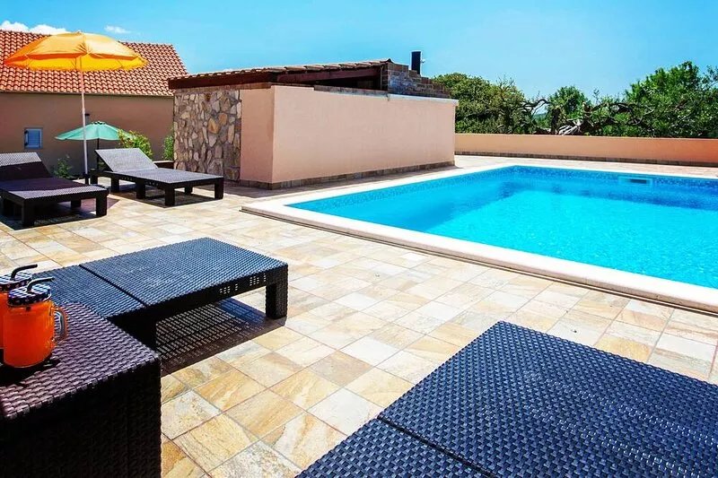 Holiday home with private pool, comfort and peace