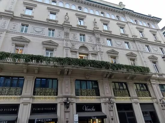 Palazzo Di Via Tommaso Grossi 1