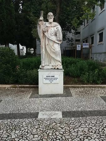 Estatua de Santo Andre em memoria da Igreja Paroquial