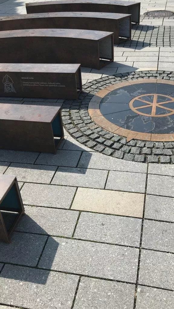 Znak Mesta Trnava S Geografickymi Udajmi