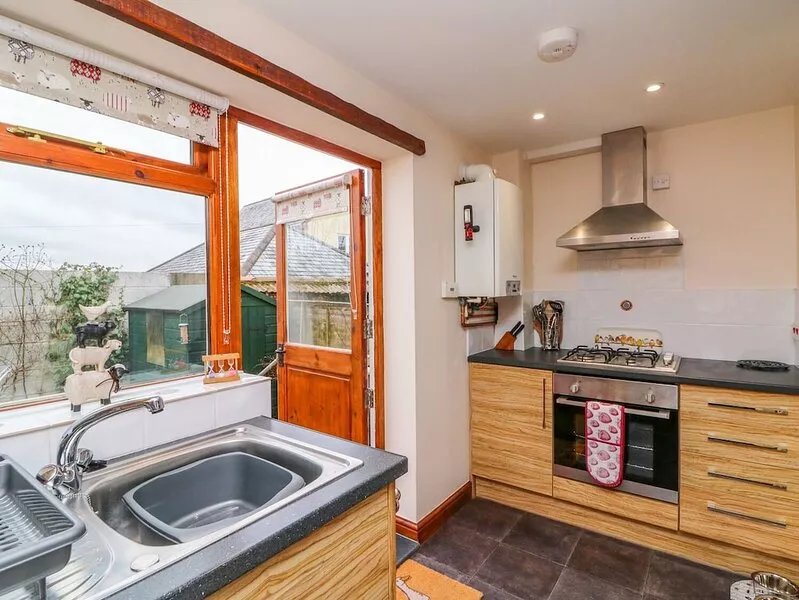 CEDARWOOD COTTAGE, pet friendly, country holiday cottage in Winkleigh