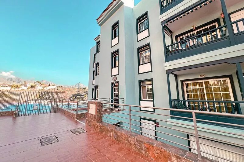 Comfortable apartment near the beach with top restaurants and shopping options.