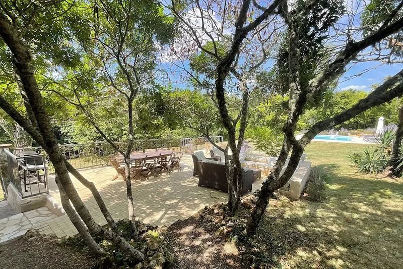 Family friendly farmhouse, 5 mins from beach lake and historic market