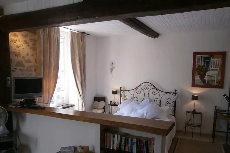 Romantic get away on the square in Saint-Chinian with fantastic walking and wine