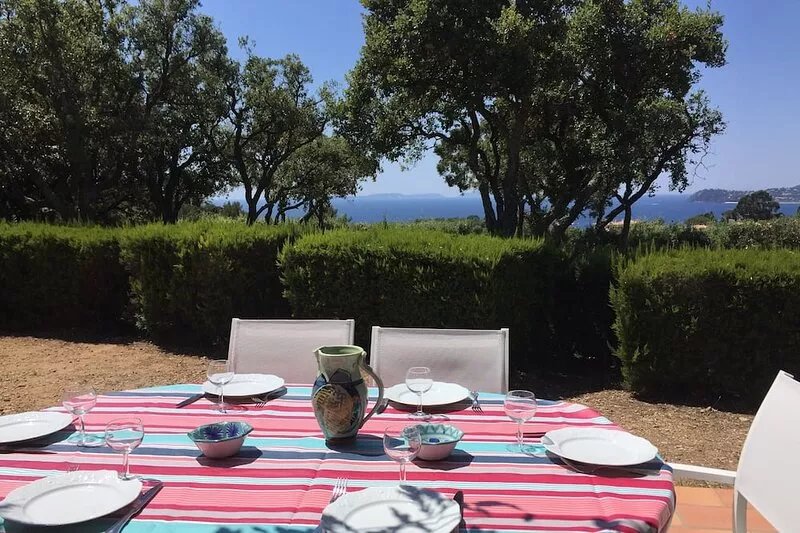 Quiet villa with beautiful sea view and terrace a few steps from the beach