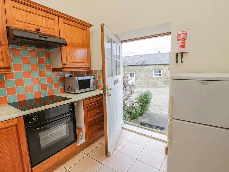 WHEELHOUSE COTTAGE, pet friendly, with a garden in Fylingthorpe
