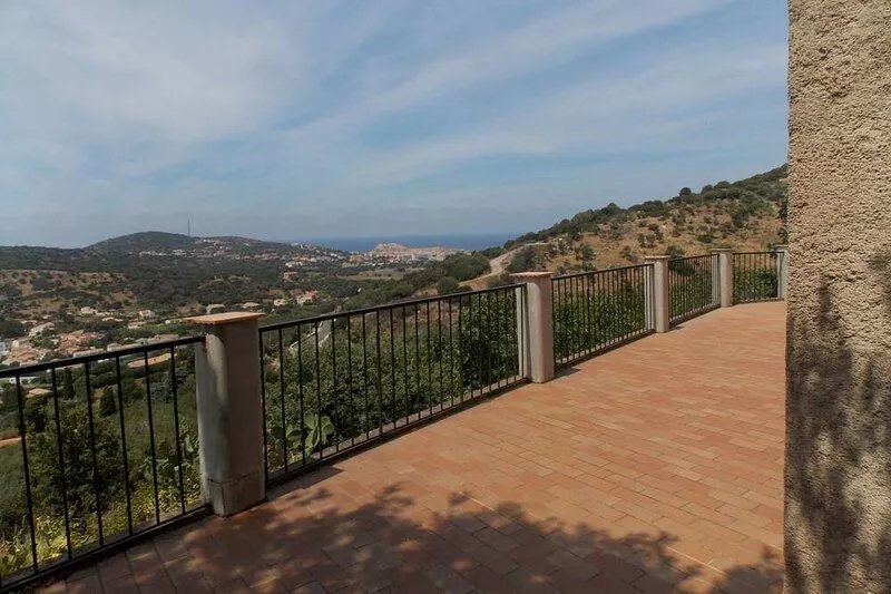 Villa fully equipped, air conditioned, with 2Kms of Ile Rousse, sea and