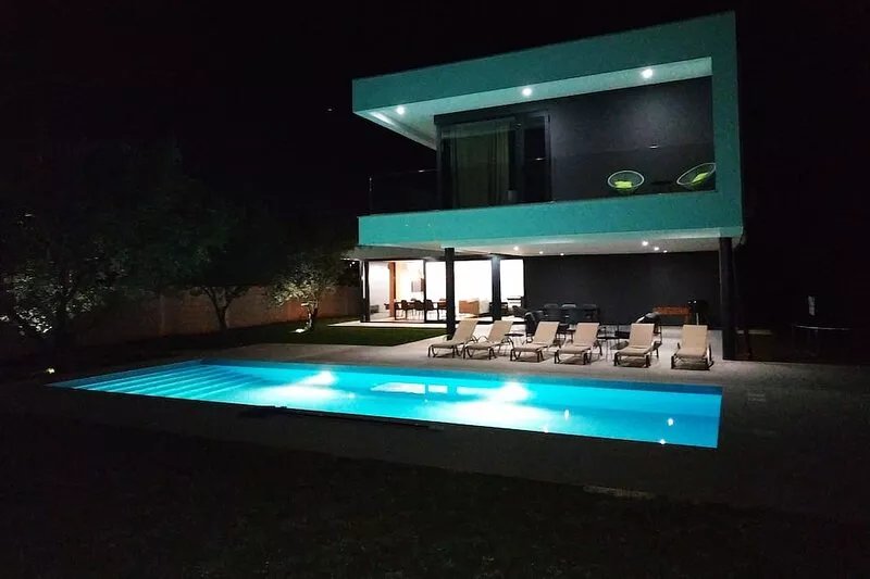 Exclusive villa, large garden and big swimming pool. Pool heating from