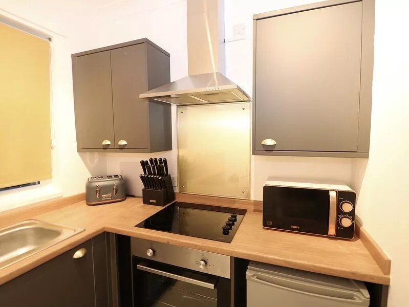 APARTMENT 2, romantic, country holiday cottage in Southsea
