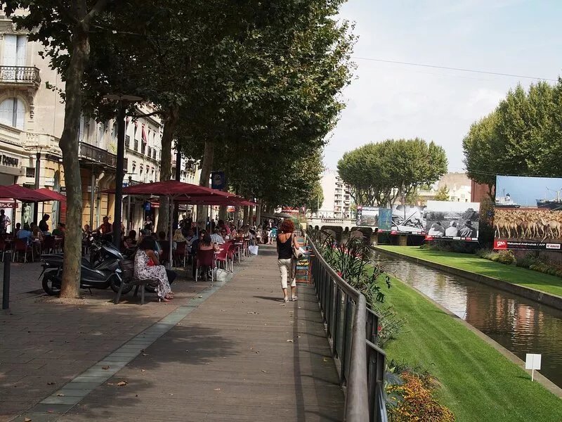 Lovely bright airy apartment in quiet street in centre Perpignan, beach 12km