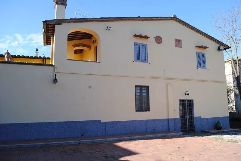A comfortable apartment in the Tuscan countryside next to the city center.