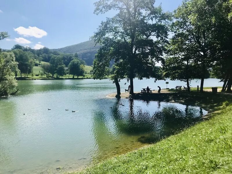 House classified 3 ***, and 3 ears, located between two beautiful lakes in a