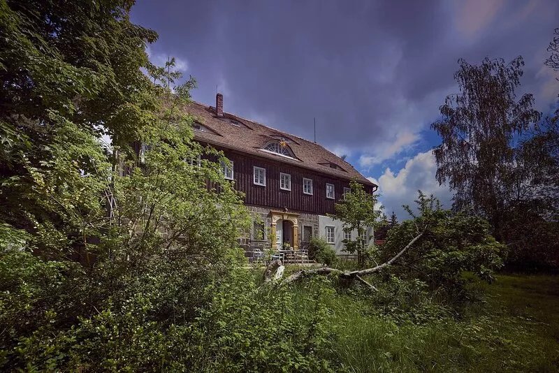 Large, lovingly renovated factor house with sauna