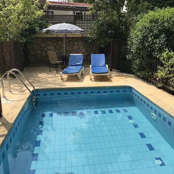 Hidden Garden Villa with Private pool in a mature Garden