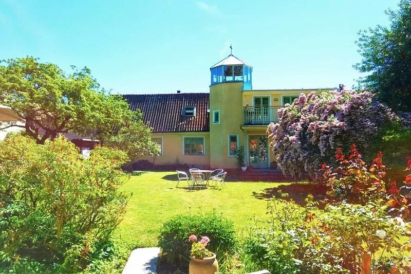 Magnificent house with a beautiful garden
