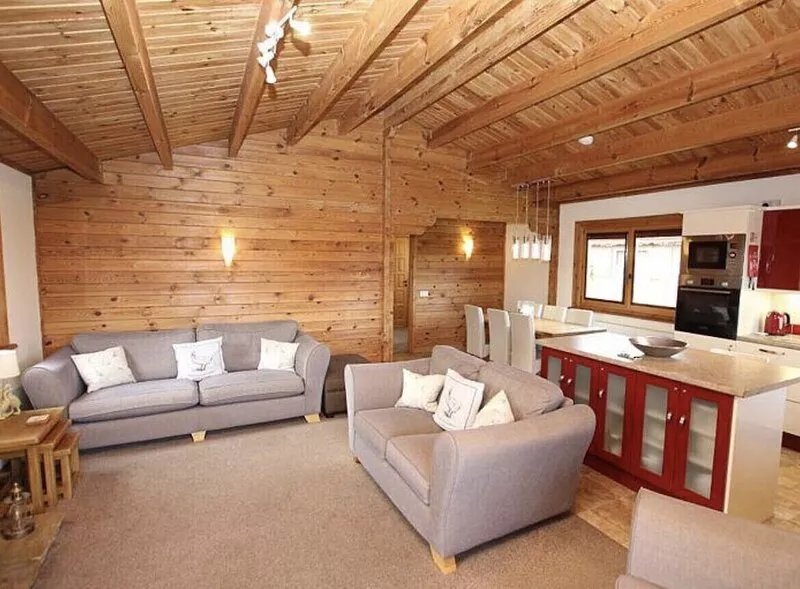 Beautiful 3 Bedroom Lodge on a Fishing Lake with Hot Tub.