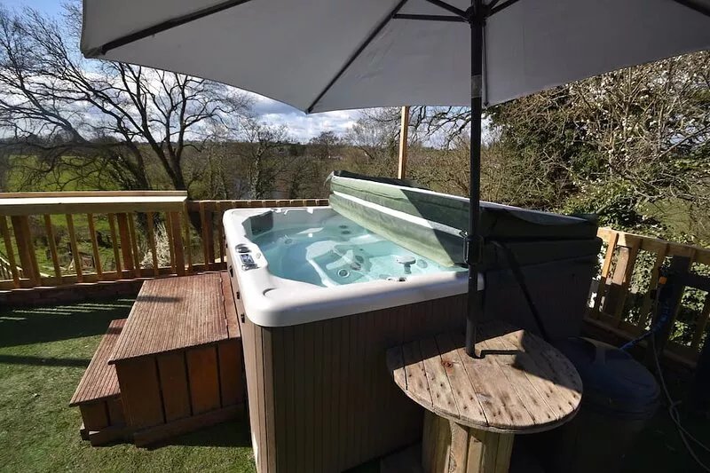 Farmhouse with rural and river views & 10 minute walk to market town