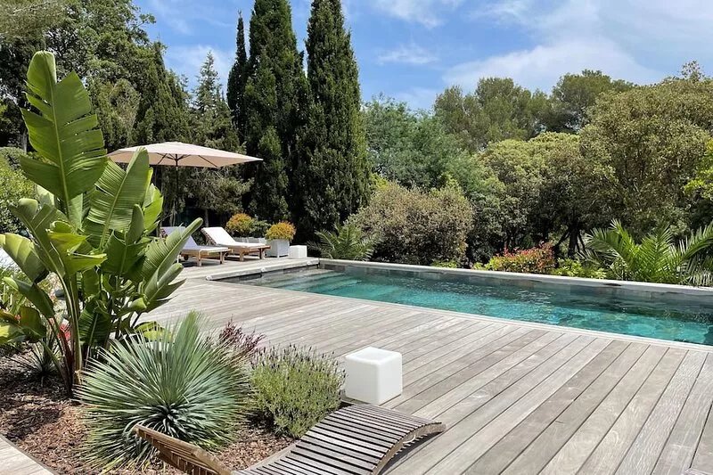 Modern seaside villa with swimming pool in private estate Gaou Bénat