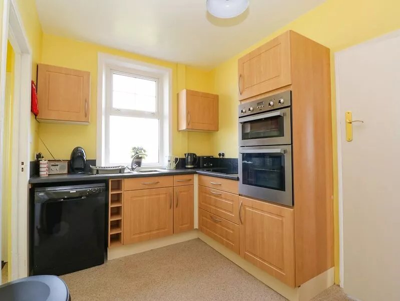THE DAIRY COTTAGE, pet friendly, with hot tub in Whithorn