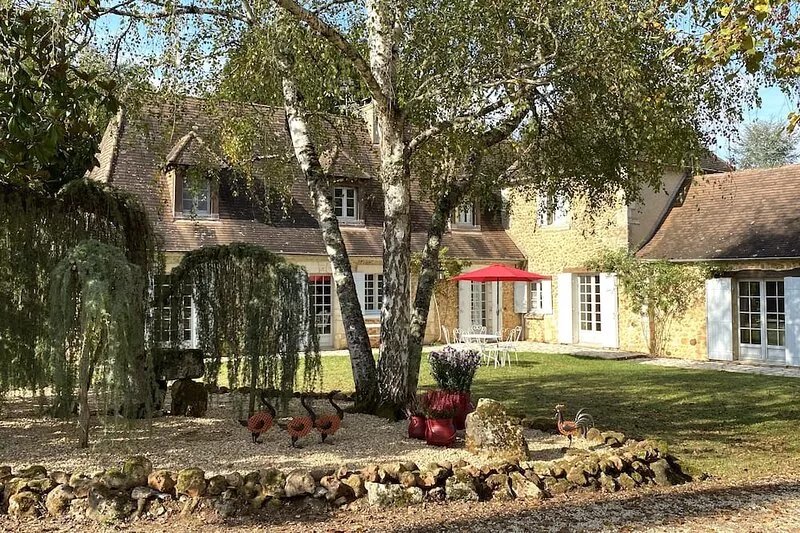 Large house with heated swimming pool and spa on a 4-hectare property