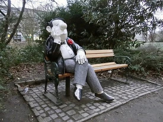 Loriot Figure