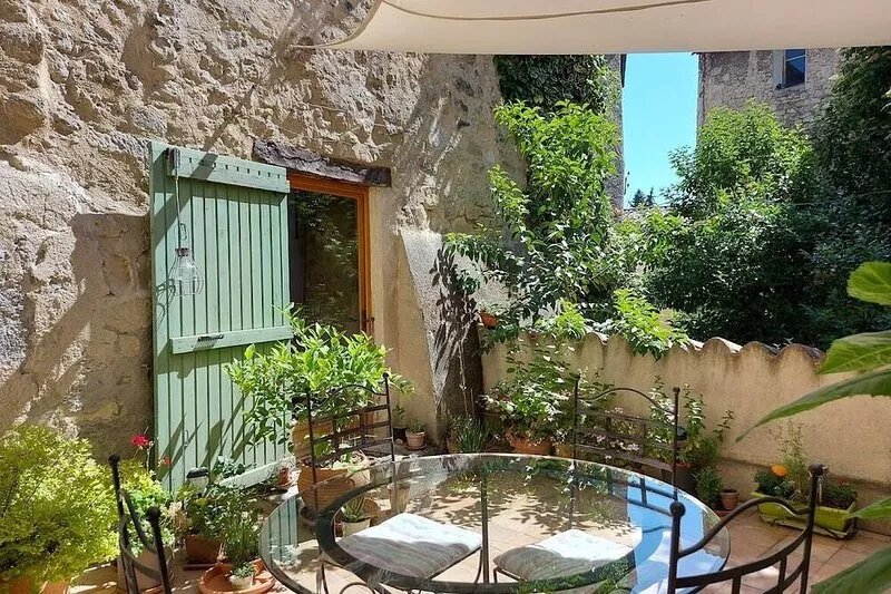 Refreshingly cool in summer, 18th century gite, centre Forcalquier