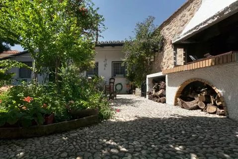 To Spitaki: Guesthouse  By the Garden